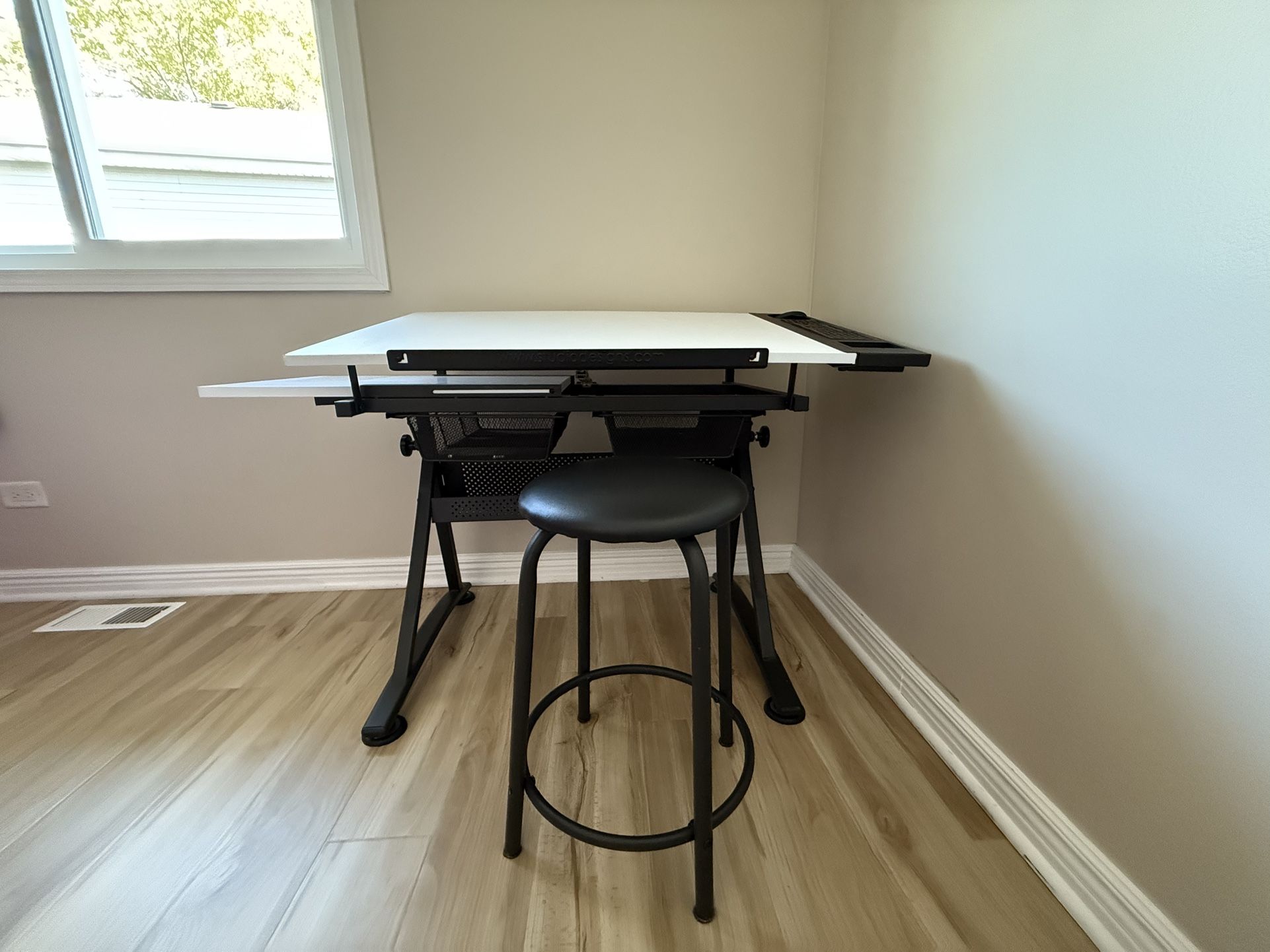 Drawing desk