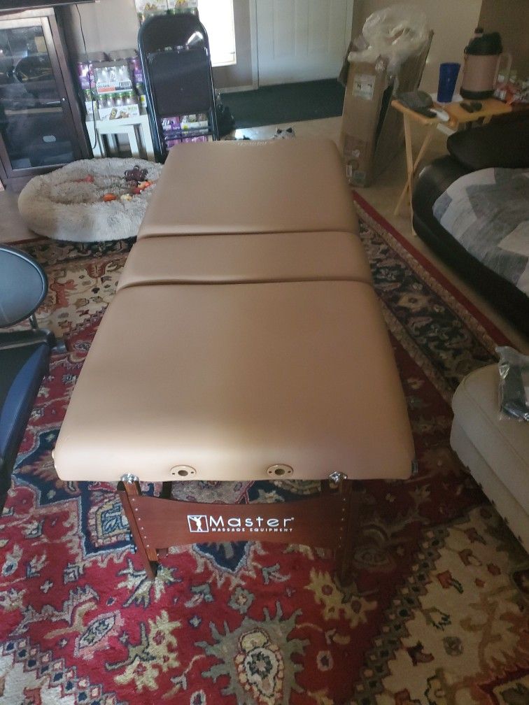 MASSAGE TABLE