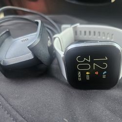 Fitbit Versa 2 Health & Fitness Smartwatch with Heart Rate, Music, Alexa Built-in, Sleep & Swim Tracking, tone/Mist Grey