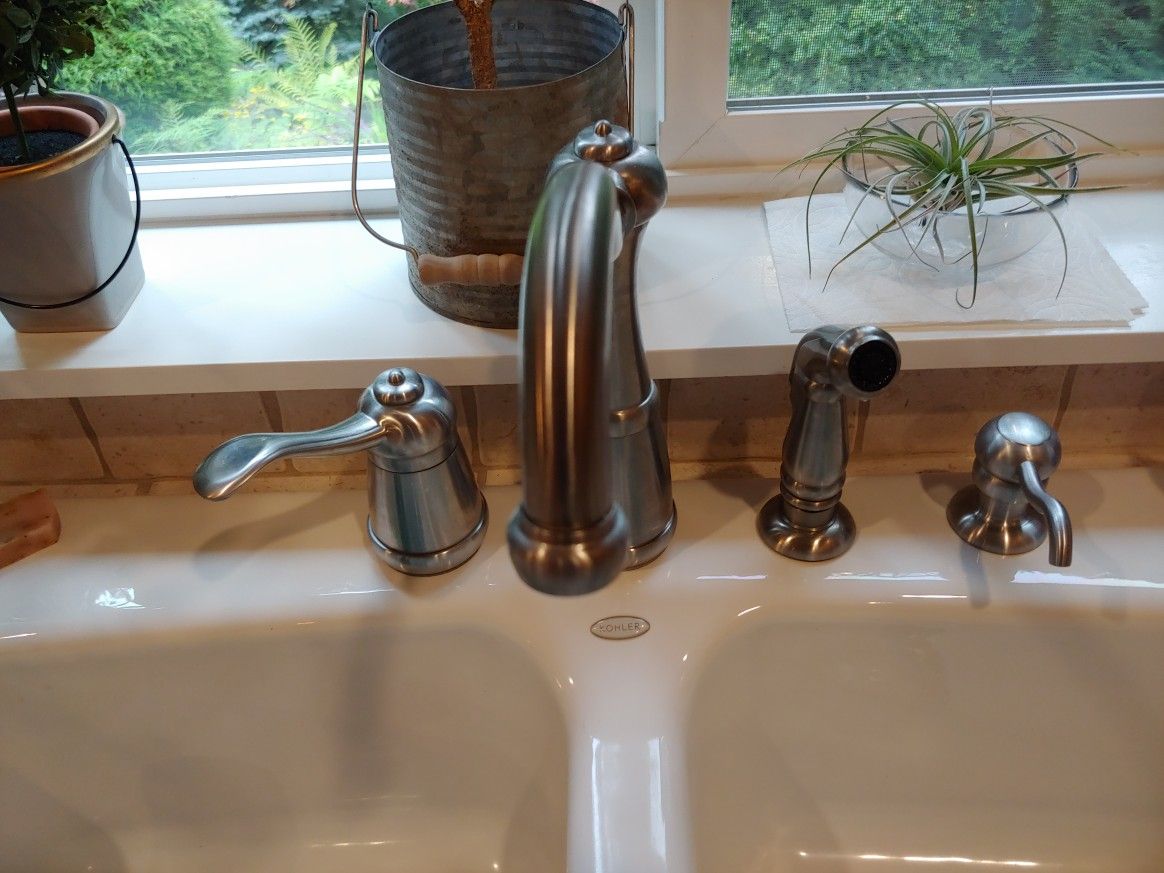 Like new kitchen faucet Price Fister