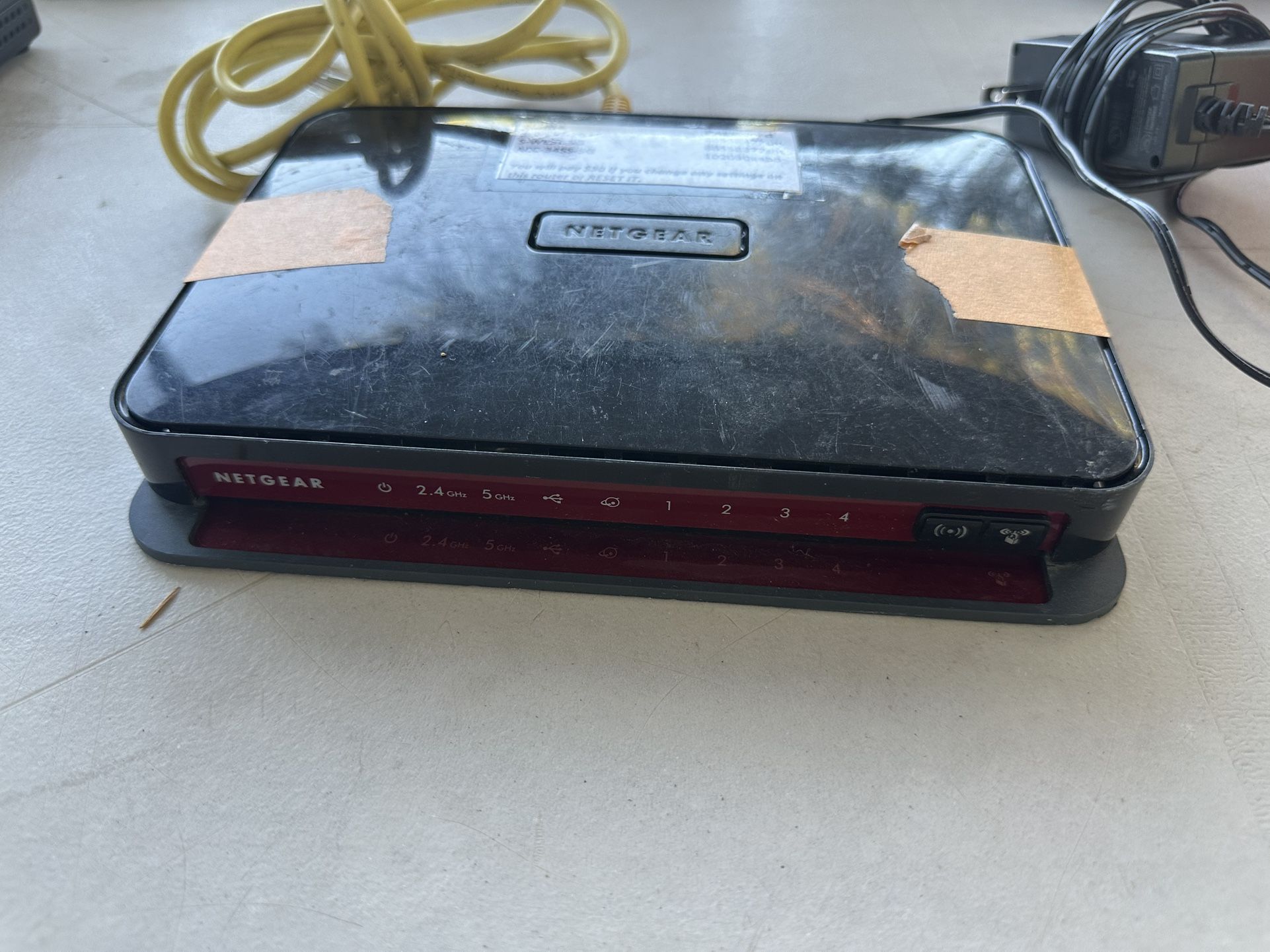 Netgear MODERN - 25$ - Used Good Condition Complete W Charger