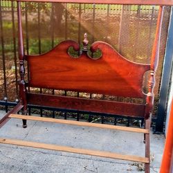 Full size canopy bed