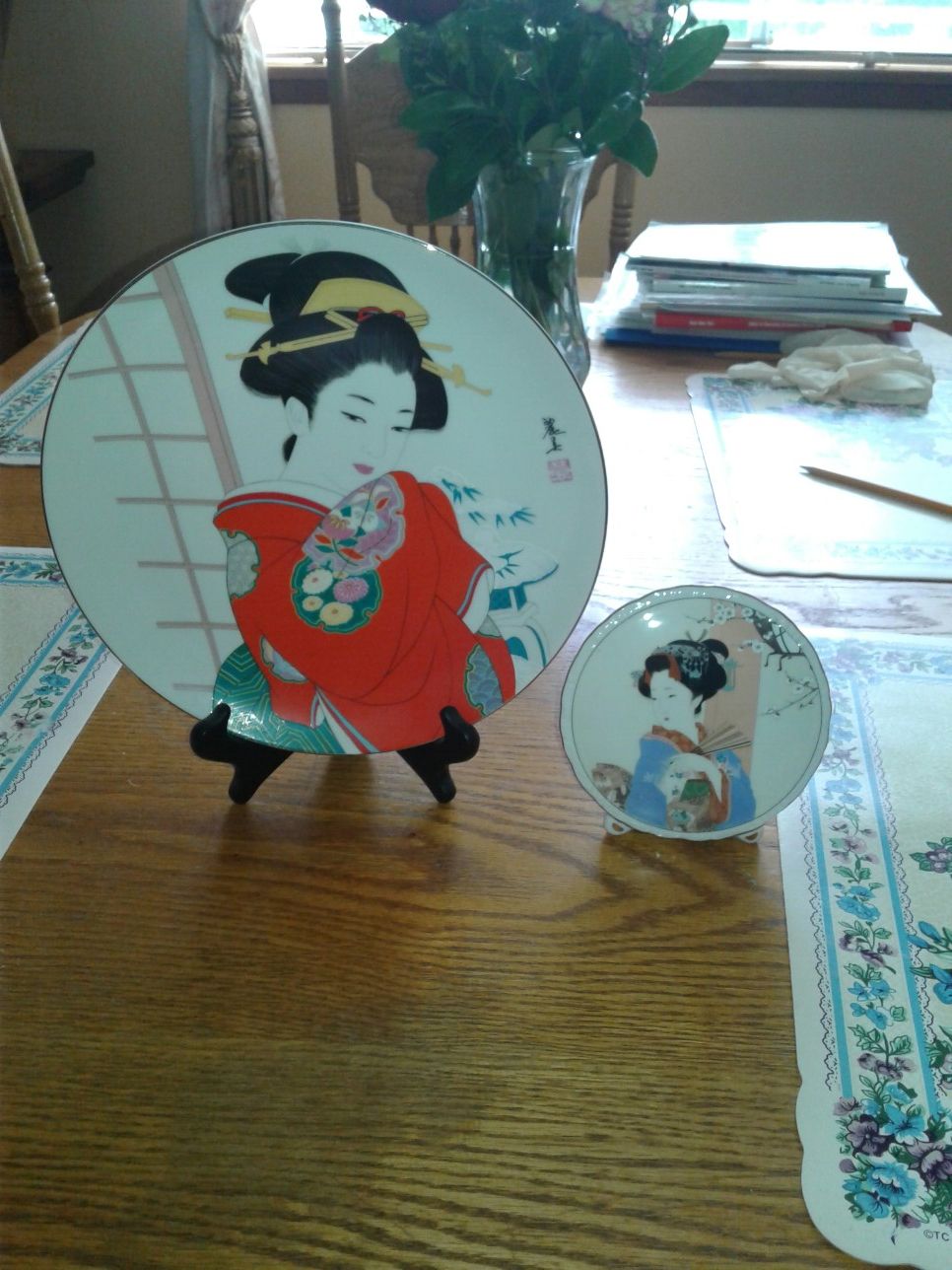Porcelain geisha plate decors.