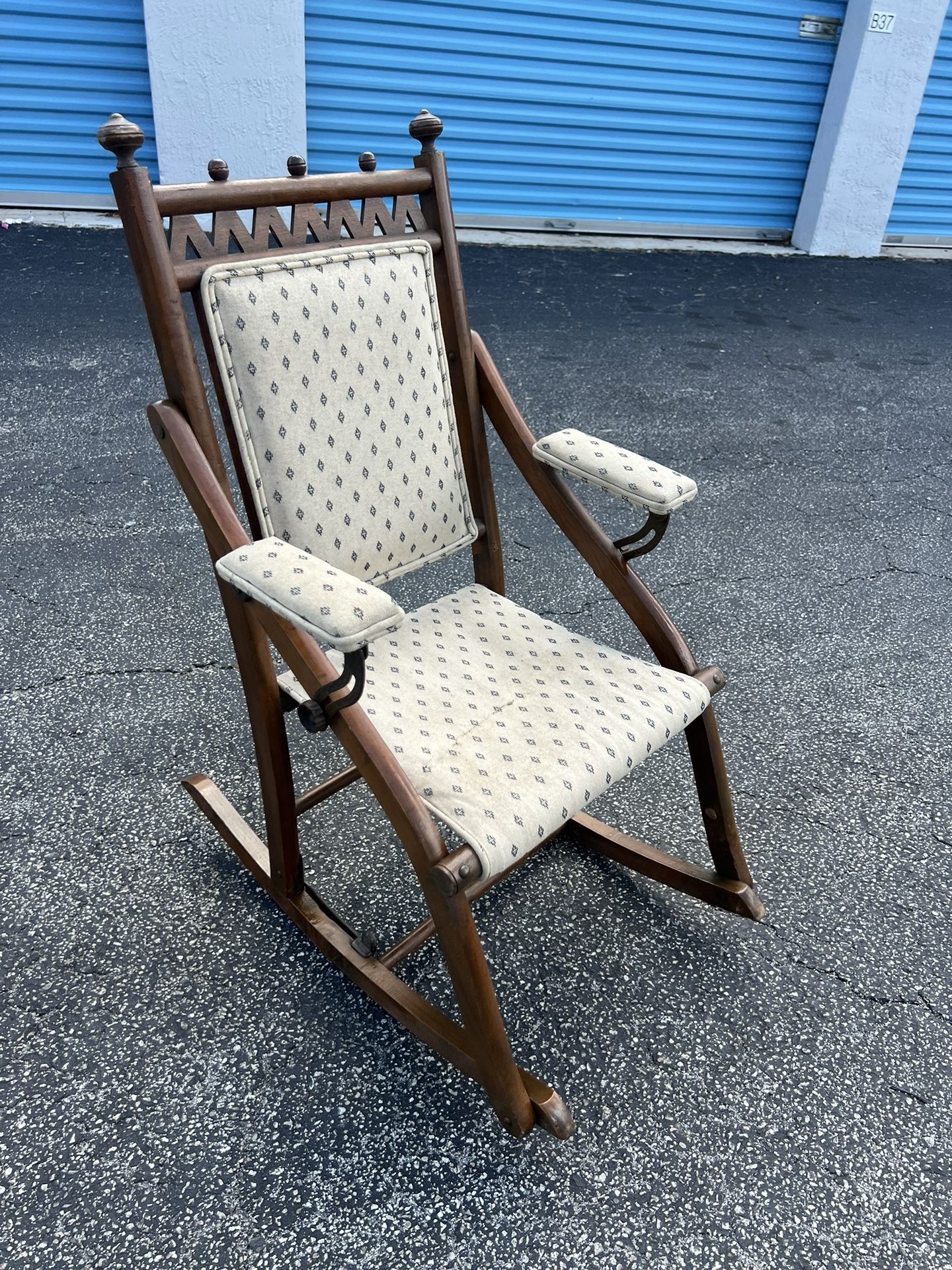 Antique Victorian Wooden Foldable Small Children’s Rocking Chair! Good condition! 18x27x32in Seat Height 14in