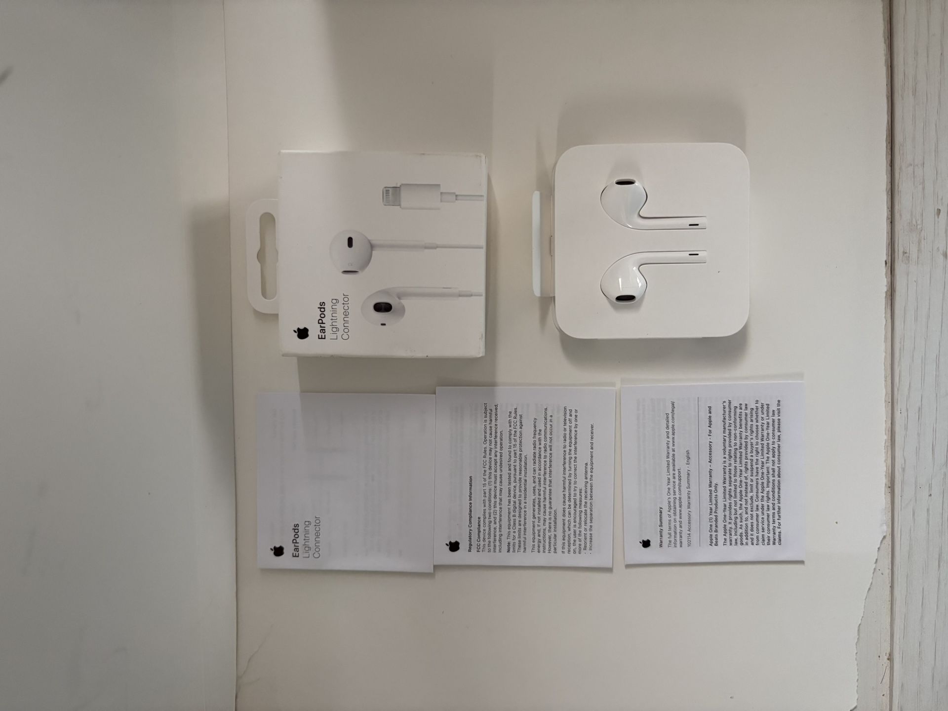 Apple iPhone EarPods Lightning Connector Headset Earbuds