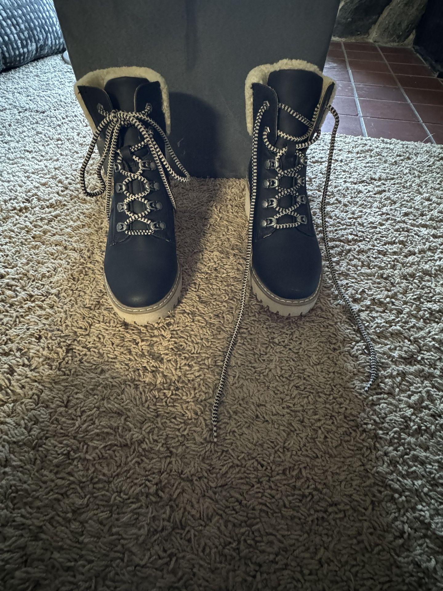 ✨VonMaur✨ Soze 8 Womens Boots With The Fuurrrrr. 