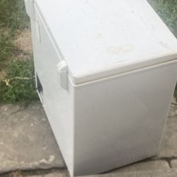 MEIDUM DEEP FREEZER