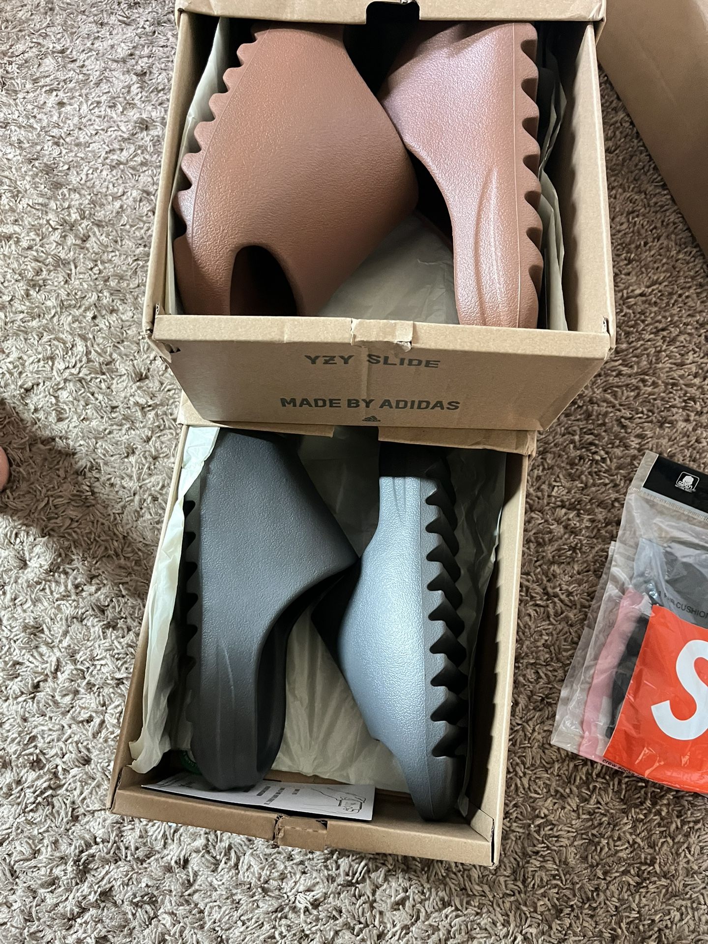 yeezy slides 🔥🔥🔥 last of inventory think quick❗️