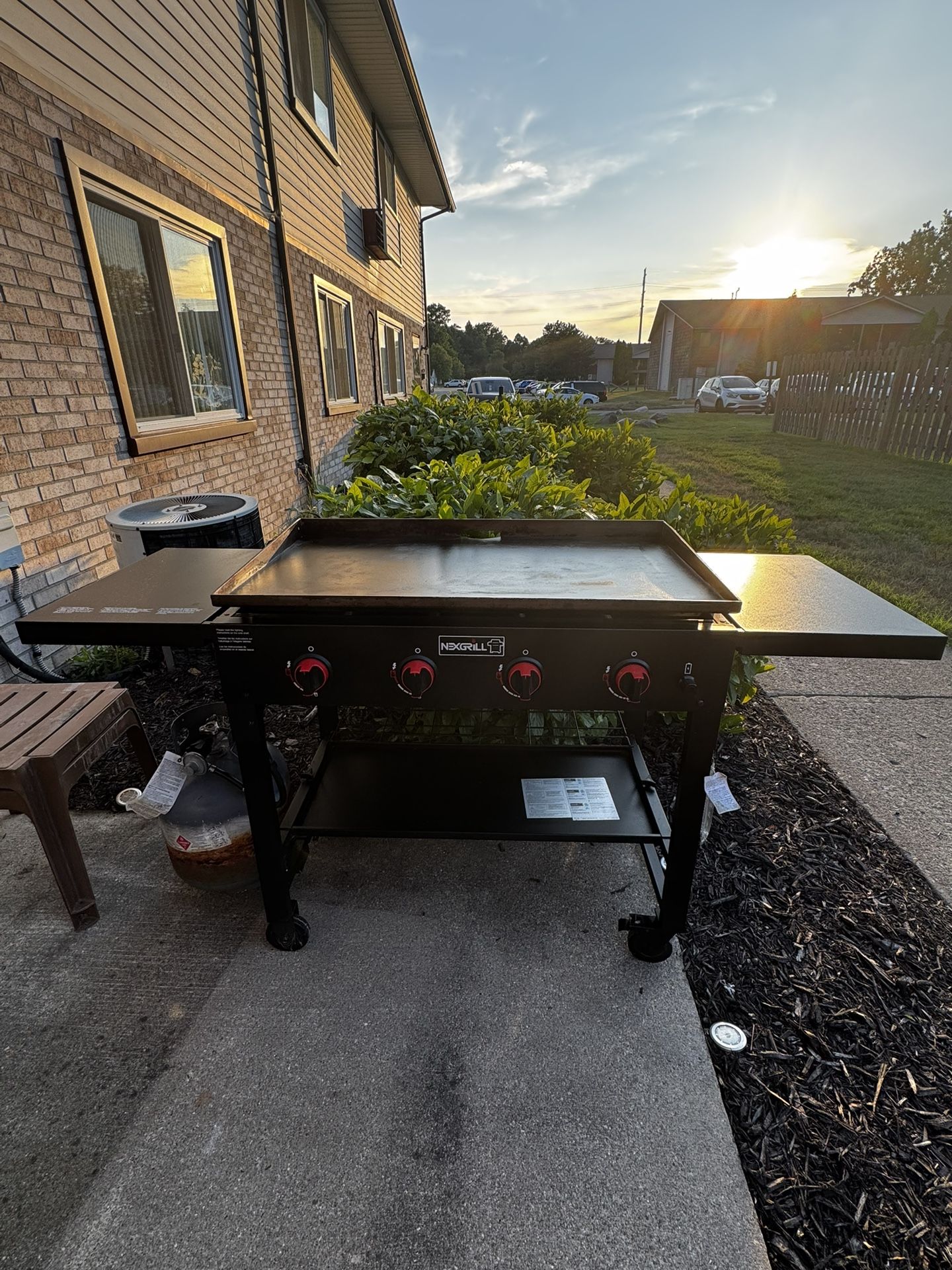 Nexgrill 4-Burner 36 in. Propane Gas BBQ Grill in Black with Griddle Top