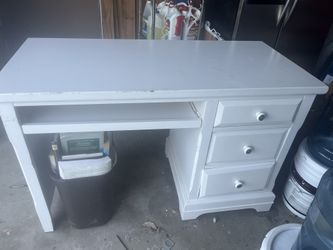 White computer desk with 3 drawer.