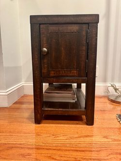 ⚡️Sexy  Chairside Table⚡️