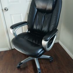Staples Swivel Computer Desk Chair
