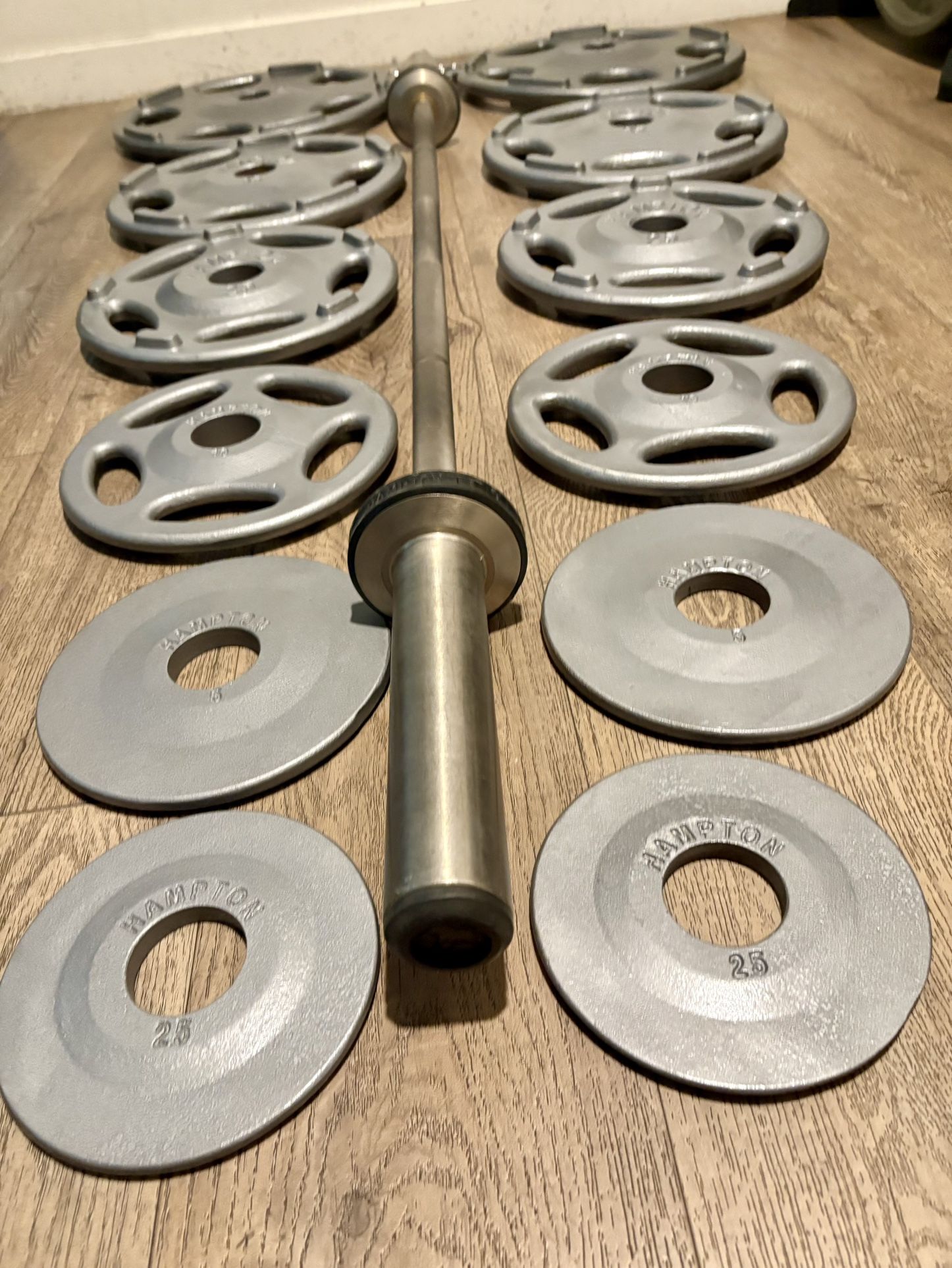 Hampton Olympic Weight Plates Full Set (45s to 2.5s) In New Condition (reconditioned) Plus Hampton 6ft Bar. Total: 283 lbs.