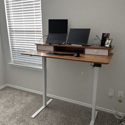 Height adjusting desk