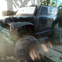 Monster Jam 24v Power Wheels " Grave Digger" 