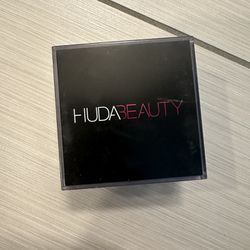 Huda Beauty translucent setting powder 