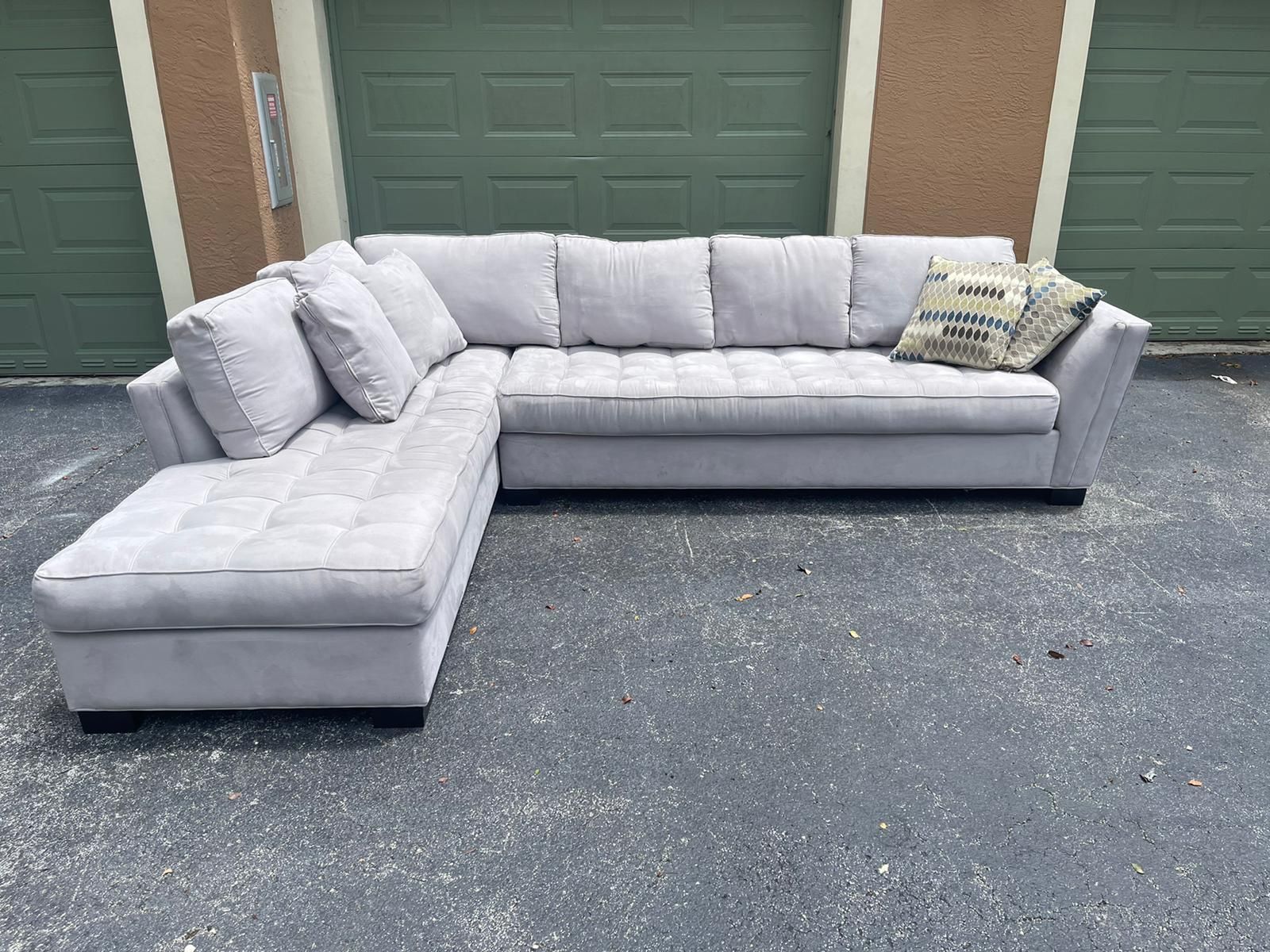 CINDY CRAWFORD GRAY MICROFIBER SECTIONAL COUCH IN GOOD CONDITION - DELIVERY AVAILABLE 🛋🚚