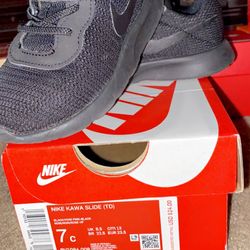 SEMI NEW ALL BLACK NIKES SIZE 7c 