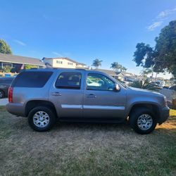 GMC Yukon 2007 Silver 95,400 Miles