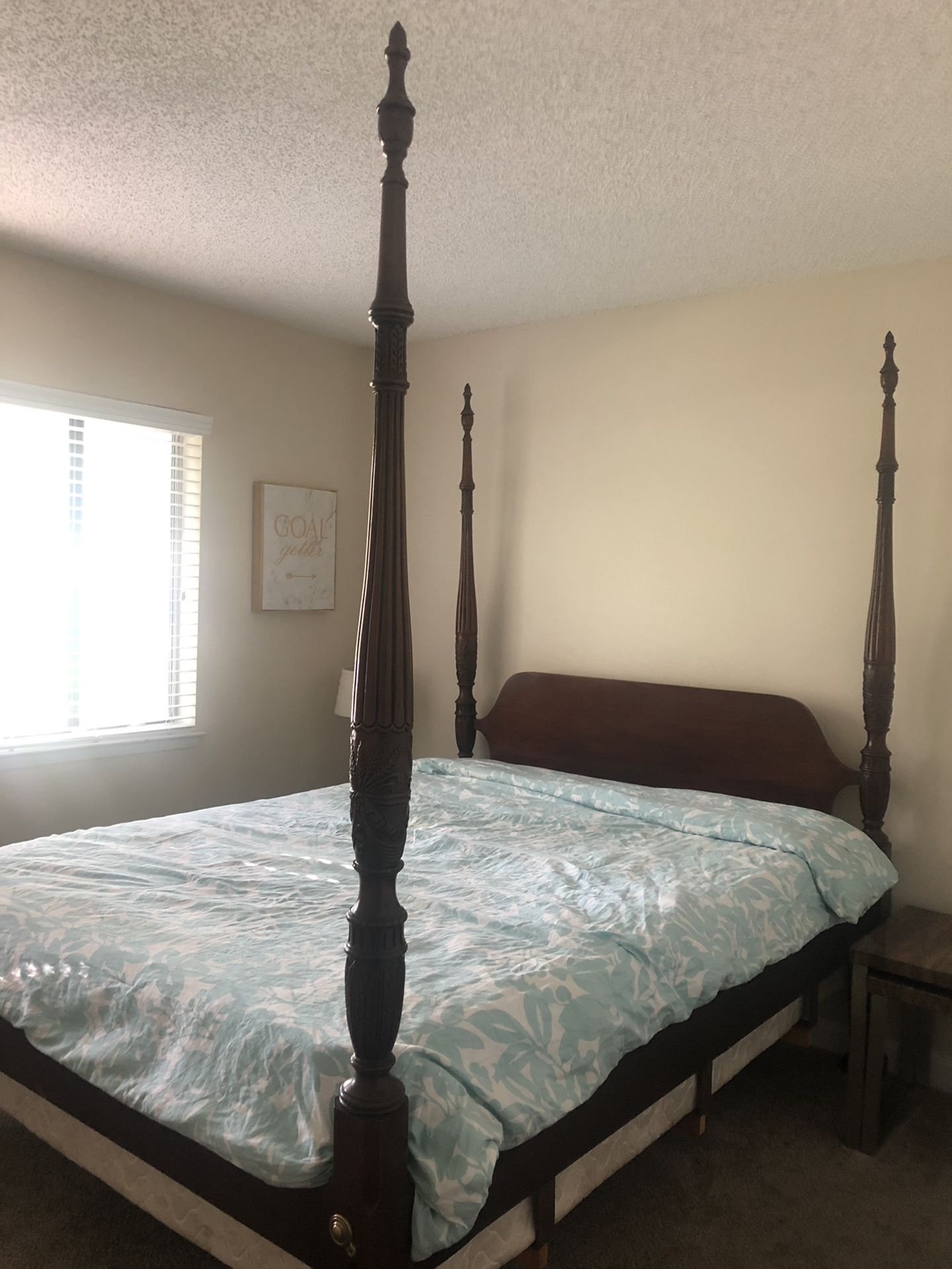 Queen bed frame / SALE PENDING PICKUP