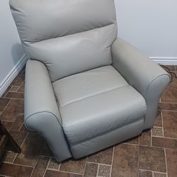 Electric recliner in like new condition beige