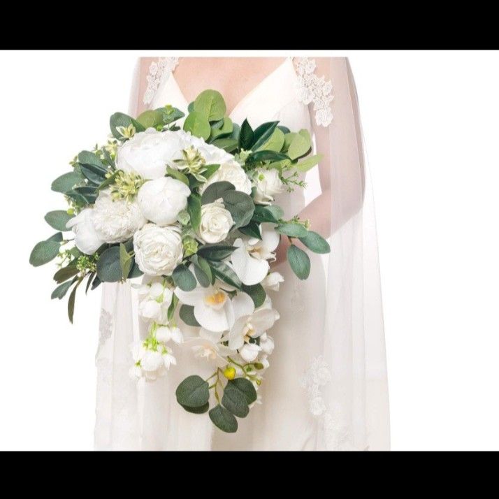 3 Ivory Bridal Bouquets of artificial flowers White, vases not included

Condition is used twice
$70 for largest bouquet
$20 for 2 smaller bouquets

M