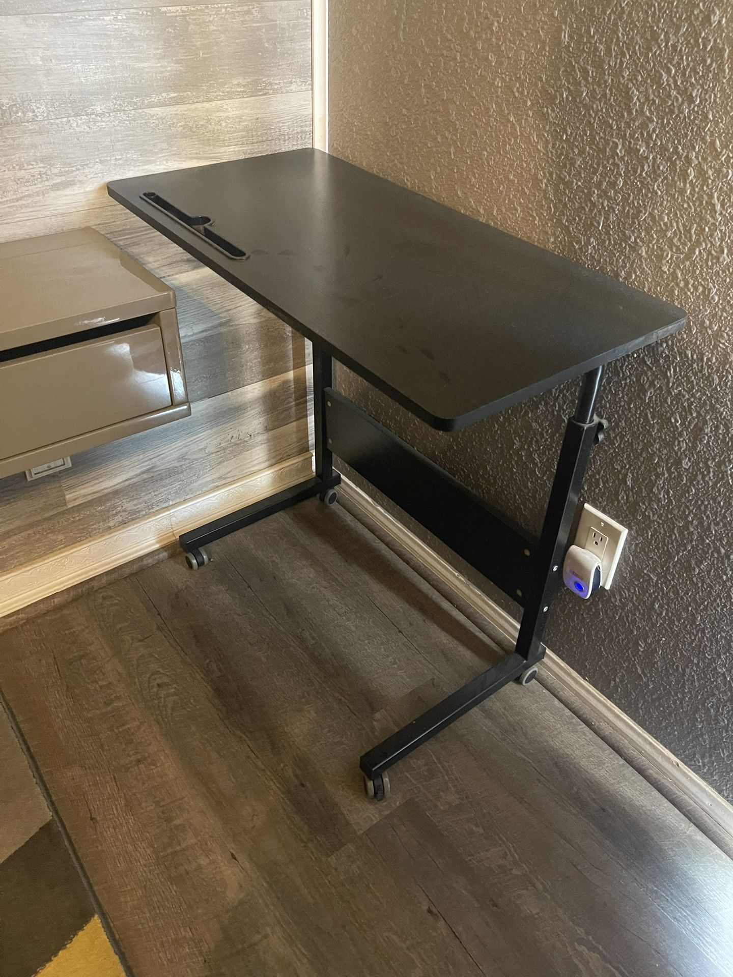 2 Breakfast - Desk Stands - Tables Like New