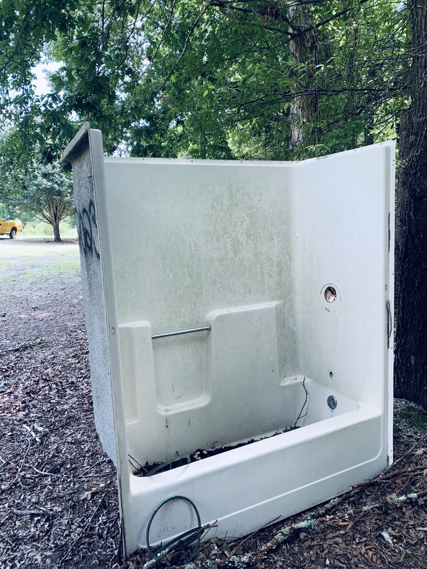 Bath tub with surround - FREE