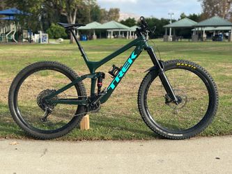 2019 Carbon Trek Slash 9.8 Large Mountain Bike