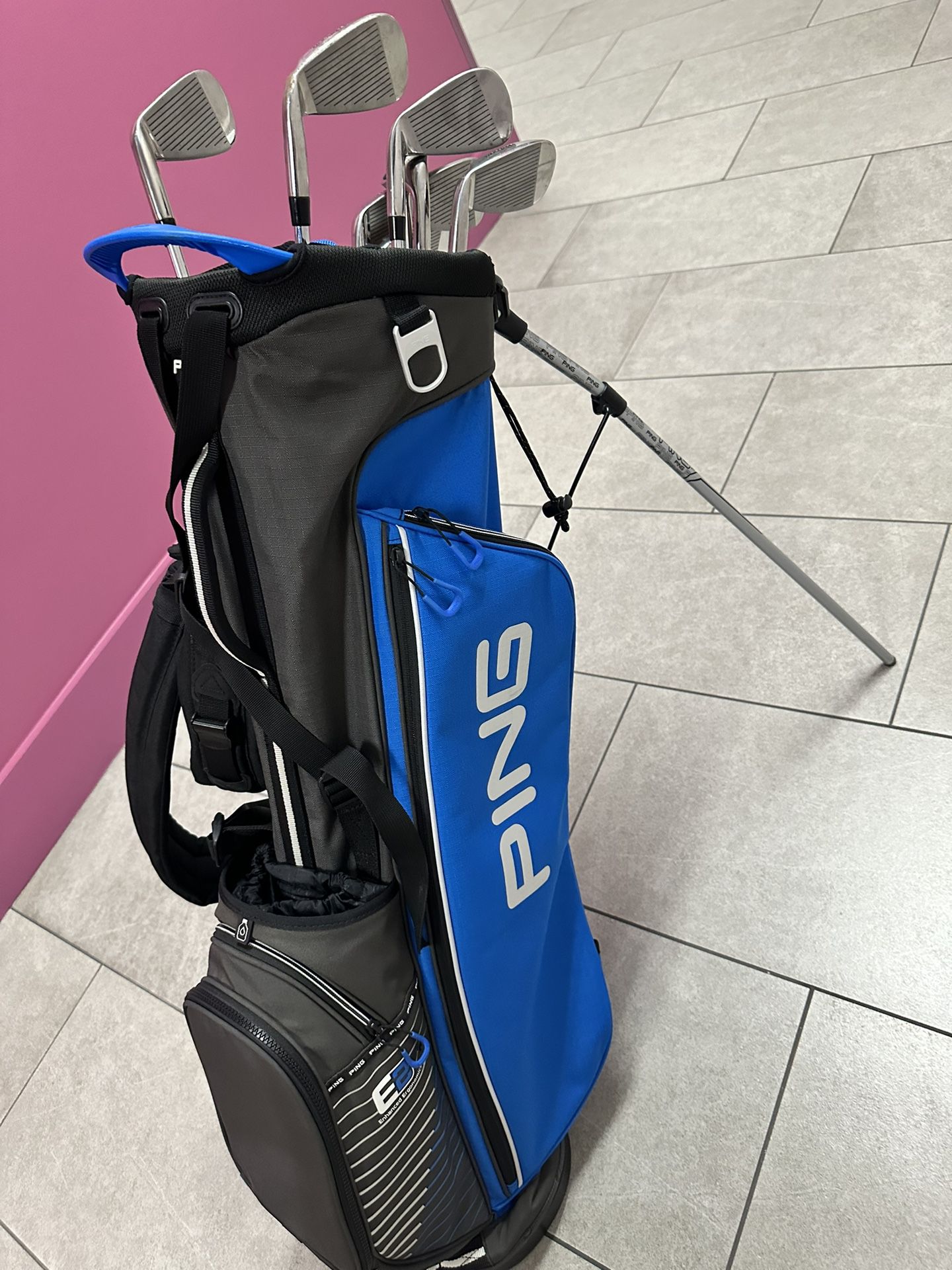 KIDS GOLF CLUBS & BAG (8 Clubs) - Pick Up From Brickell