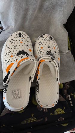 Halloween crocs size 6