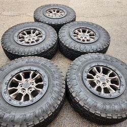 17" Jeep Wrangler 392 oem Beadlock Wheels And Tires