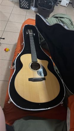 Acoustic Guitar with Hard Case/ Martin sc18