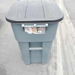 50 Gallon Brute Rolling Trash Can 