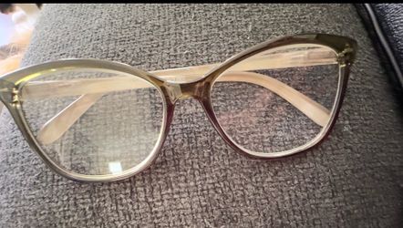Vera Bradley reading glasses. See pictures for more info. Pick up. Read Description