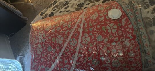 Queen size bed sheets and decor pillow