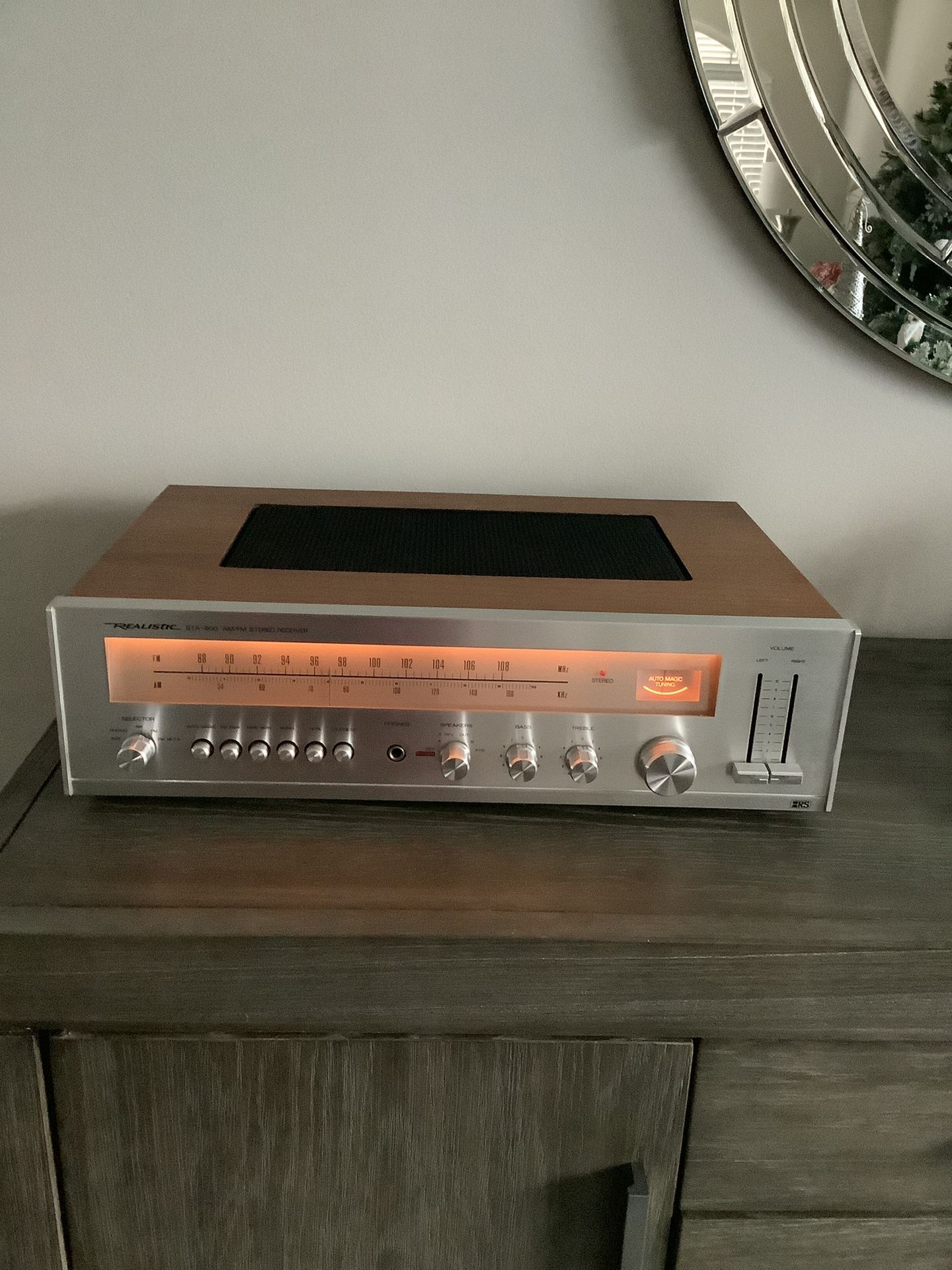 * REALISTIC * VINTAGE STEREO RECEIVER IN EXCELLENT CONDITION . NEAR MINT . MUST SEE TO FULLY APPRECIATE . WOOD CASE CABINET . 