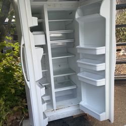 Whirlpool Refrig/ Freezer With Filtered Water And Ice Maker