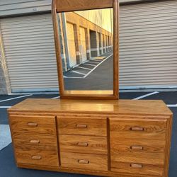 Bassett 9 drawer dresser, solid wood with mirror/tocador de madera solida con 9 cajones y espejo