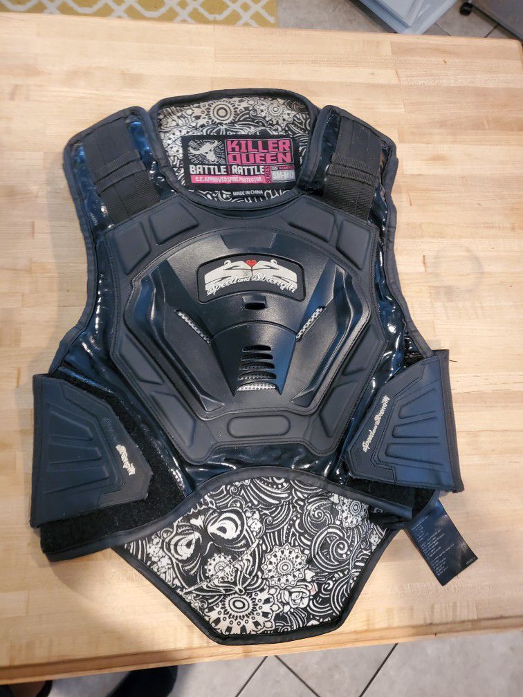 SPEED AND STRENGTH KILLER QUEEN ARMORED WOMEN'S VEST motorcycle small to medium

Tri-composite Fierce mesh, P.U. and flex foam frame
C.E. approved inj