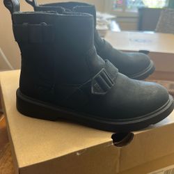 UGG K Ashton Short Weather Size 2