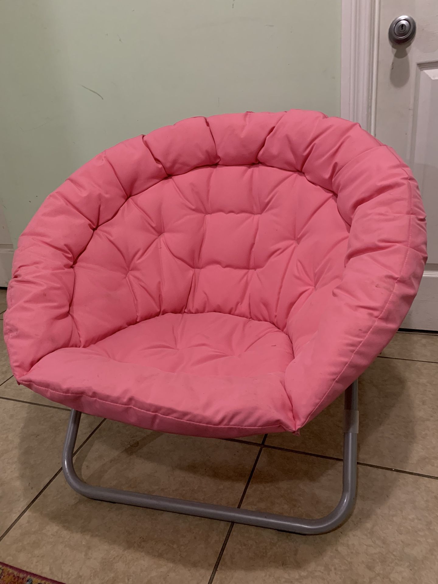 Over Sized Saucer Padded Folding Chair 