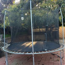 10’ Trampoline With Net