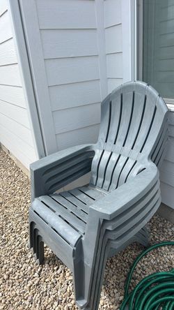 4 Outdoor gray chairs