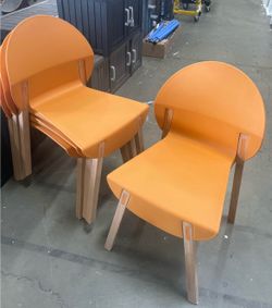 Newly Assembled 4 Stackable Plastic Dining Chair Set  Modern Design Dining Chairs