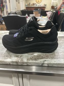 9W Sketchers Black D’ Lux Walkers