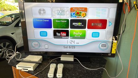Wii Console with 2 Remotes Working