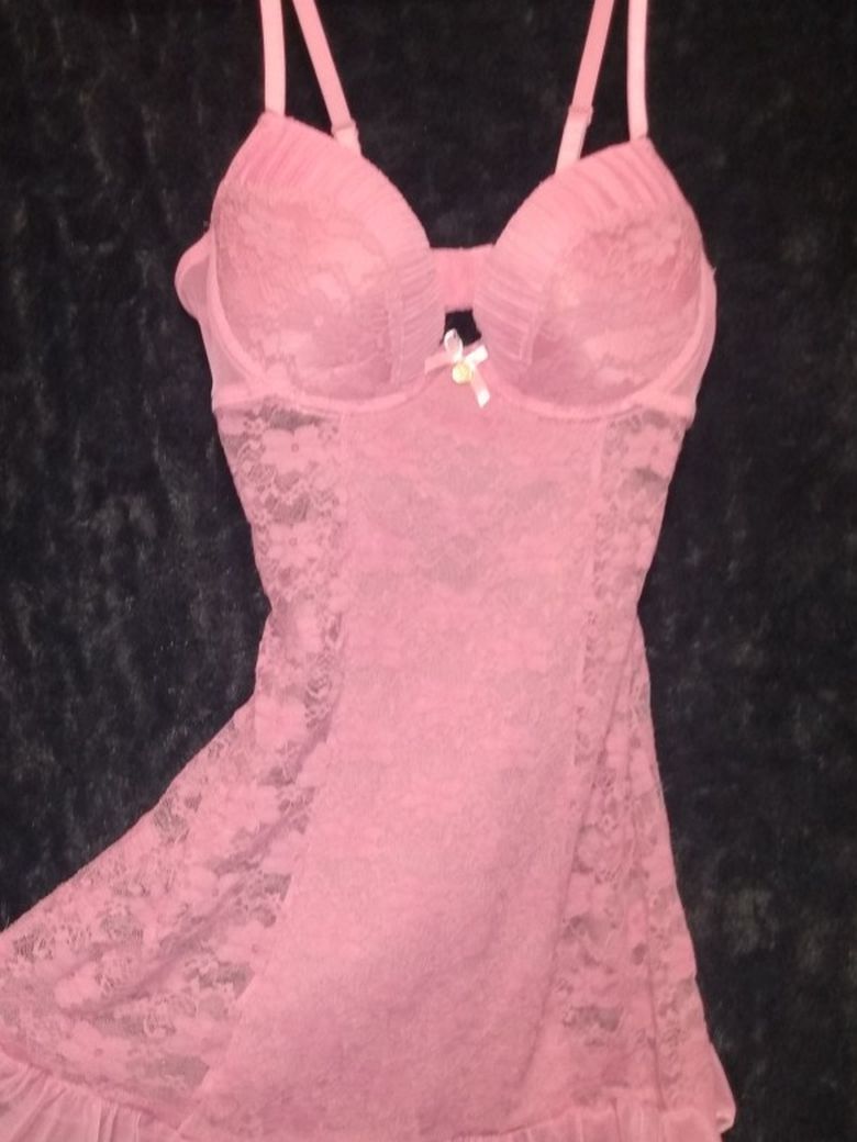 Jessica Simpson Bubble Gum Pink (L) Hip Curving Snug As A Baby In A Rug