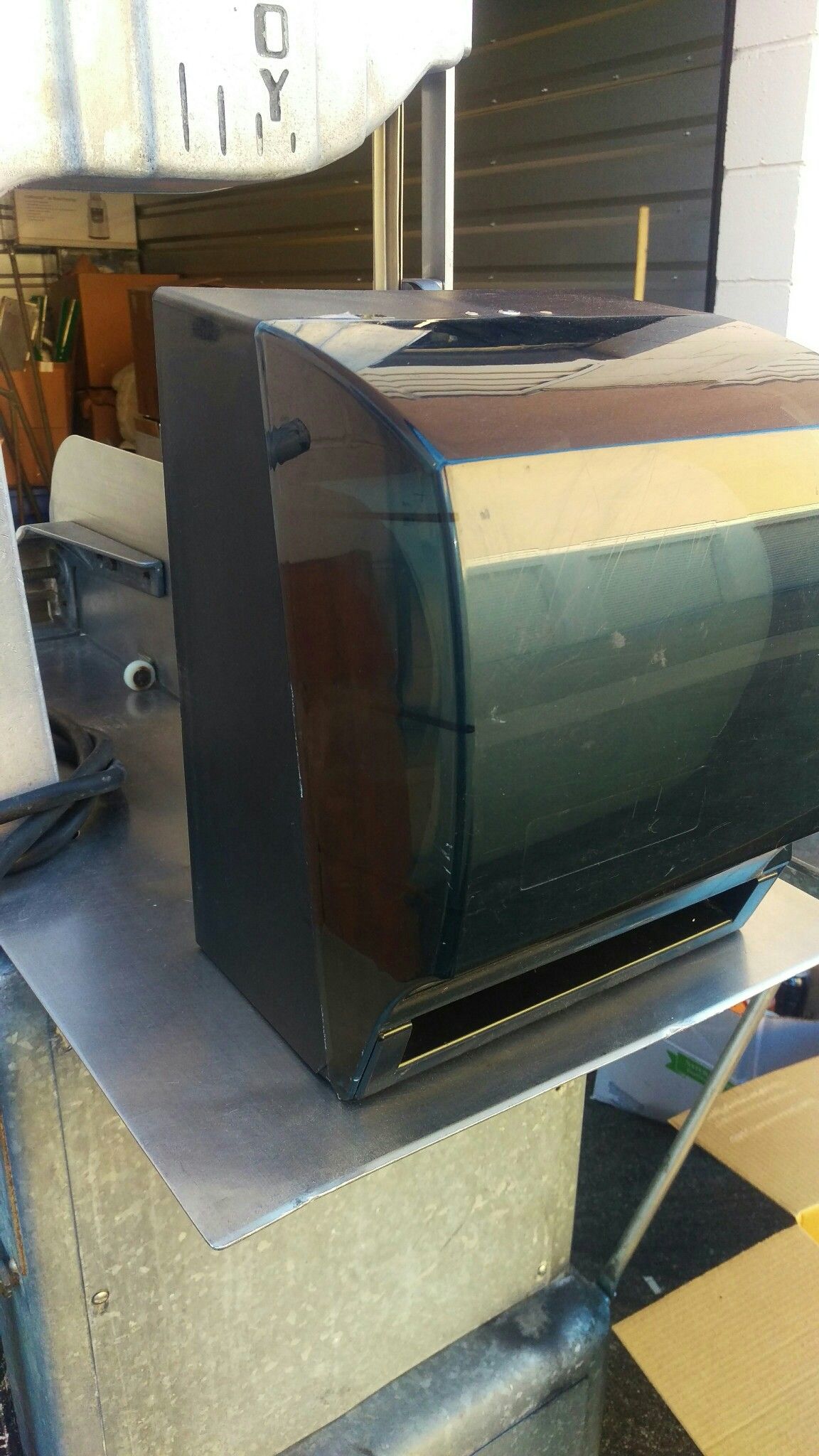Paper towel dispenser