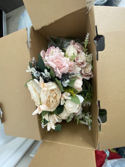 Artificial flowers In excellent condition